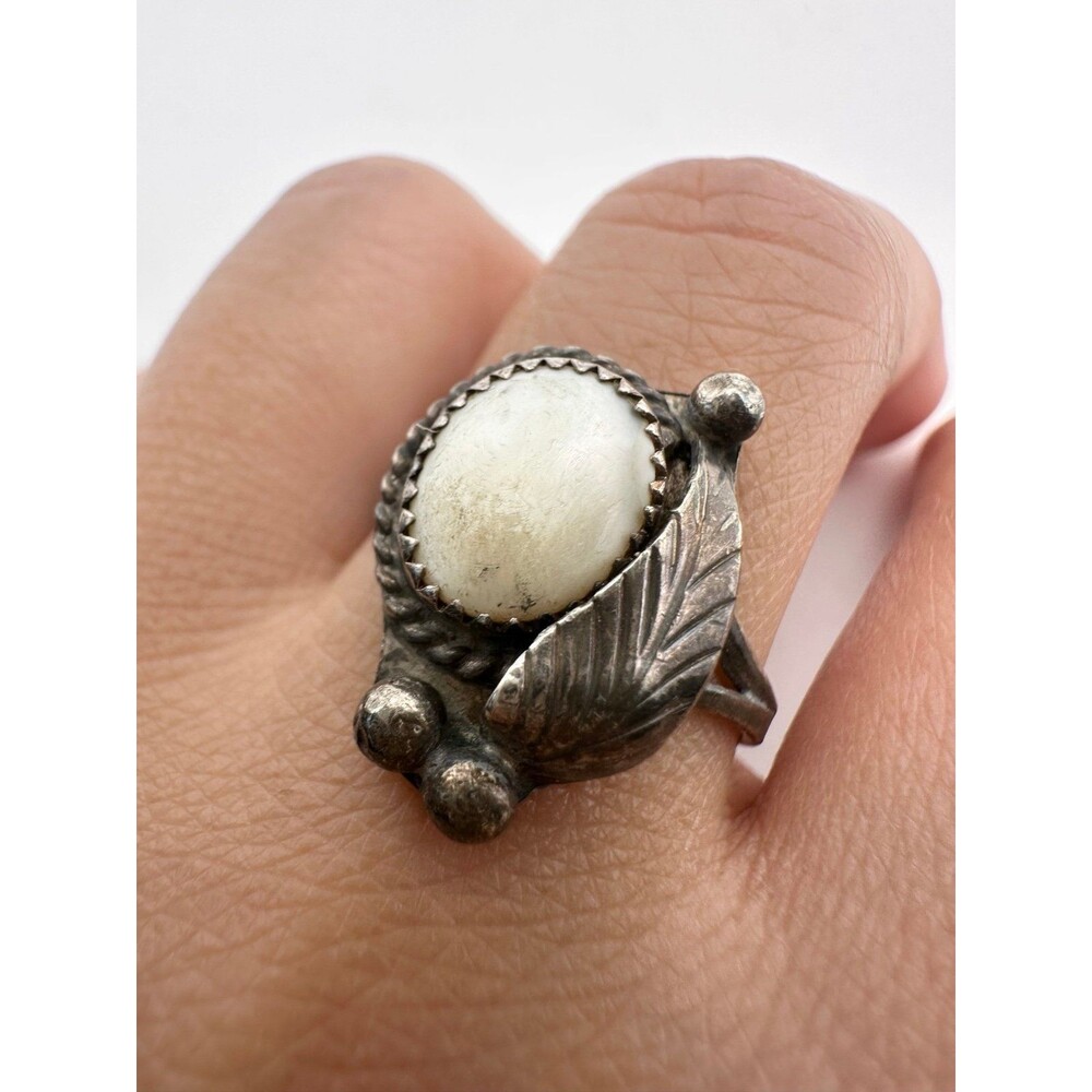 Native American silver mother of pearl Ring size 7.5